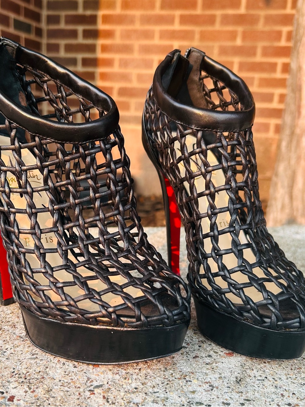 “RED BOTTOMS”. Christian Louboutin. Black woven cage peep toe heels - Picture 3 of 8